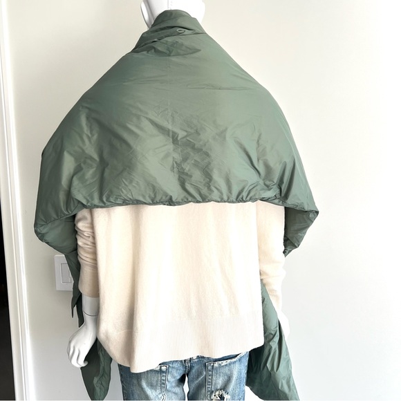 FABLETICS NWT Unisex Smoke Green Large Pockets Lightweight Nylon Puffer Scarf - Picture 6 of 16